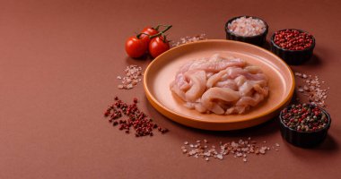 Çiğ tavuk eti şeritler halinde, taze fileto ya da göğüs dilimleri şeklinde kesilmiş. Tasarımınız için parça parça tavuk eti.