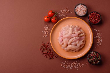 Çiğ tavuk eti şeritler halinde, taze fileto ya da göğüs dilimleri şeklinde kesilmiş. Tasarımınız için parça parça tavuk eti.