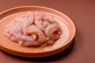 Çiğ tavuk eti şeritler halinde, taze fileto ya da göğüs dilimleri şeklinde kesilmiş. Tasarımınız için parça parça tavuk eti.