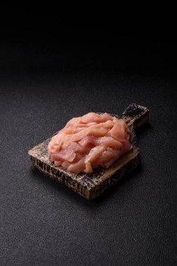 Çiğ tavuk eti şeritler halinde, taze fileto ya da göğüs dilimleri şeklinde kesilmiş. Tasarımınız için parça parça tavuk eti.