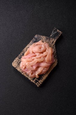 Çiğ tavuk eti şeritler halinde, taze fileto ya da göğüs dilimleri şeklinde kesilmiş. Tasarımınız için parça parça tavuk eti.