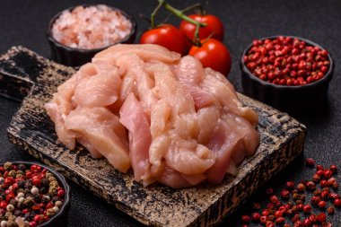 Çiğ tavuk eti şeritler halinde, taze fileto ya da göğüs dilimleri şeklinde kesilmiş. Tasarımınız için parça parça tavuk eti.