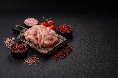 Çiğ tavuk eti şeritler halinde, taze fileto ya da göğüs dilimleri şeklinde kesilmiş. Tasarımınız için parça parça tavuk eti.