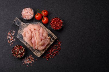 Çiğ tavuk eti şeritler halinde, taze fileto ya da göğüs dilimleri şeklinde kesilmiş. Tasarımınız için parça parça tavuk eti.