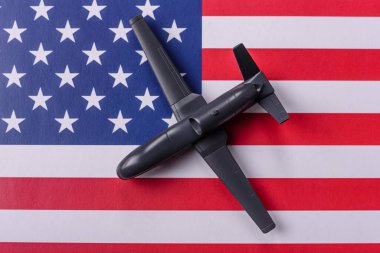 Amerikan İHA 'sı insansız otonom casusluk teknolojisi ve istilacılara karşı ABD savunması olan düşmana saldırıyor.