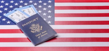 Uçuş, seyahat, sınır geçişi biletleri olan ABD pasaportu ya da kimlik belgesi. Tasarımınız için arka plan olarak ABD pasaportu ve biletleri