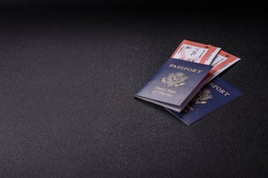 Uçuş, seyahat, sınır geçişi biletleri olan ABD pasaportu ya da kimlik belgesi. Tasarımınız için arka plan olarak ABD pasaportu ve biletleri