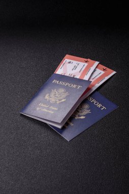 Uçuş, seyahat, sınır geçişi biletleri olan ABD pasaportu ya da kimlik belgesi. Tasarımınız için arka plan olarak ABD pasaportu ve biletleri