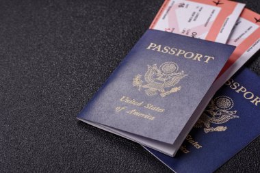 Uçuş, seyahat, sınır geçişi biletleri olan ABD pasaportu ya da kimlik belgesi. Tasarımınız için arka plan olarak ABD pasaportu ve biletleri