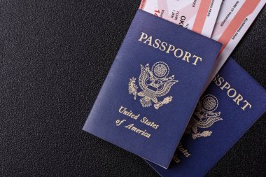 Uçuş, seyahat, sınır geçişi biletleri olan ABD pasaportu ya da kimlik belgesi. Tasarımınız için arka plan olarak ABD pasaportu ve biletleri