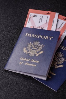 Uçuş, seyahat, sınır geçişi biletleri olan ABD pasaportu ya da kimlik belgesi. Tasarımınız için arka plan olarak ABD pasaportu ve biletleri