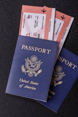 Uçuş, seyahat, sınır geçişi biletleri olan ABD pasaportu ya da kimlik belgesi. Tasarımınız için arka plan olarak ABD pasaportu ve biletleri
