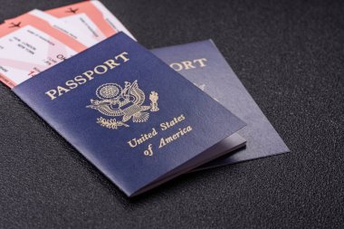 Uçuş, seyahat, sınır geçişi biletleri olan ABD pasaportu ya da kimlik belgesi. Tasarımınız için arka plan olarak ABD pasaportu ve biletleri