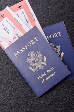Uçuş, seyahat, sınır geçişi biletleri olan ABD pasaportu ya da kimlik belgesi. Tasarımınız için arka plan olarak ABD pasaportu ve biletleri