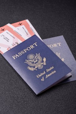 Uçuş, seyahat, sınır geçişi biletleri olan ABD pasaportu ya da kimlik belgesi. Tasarımınız için arka plan olarak ABD pasaportu ve biletleri