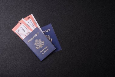 Uçuş, seyahat, sınır geçişi biletleri olan ABD pasaportu ya da kimlik belgesi. Tasarımınız için arka plan olarak ABD pasaportu ve biletleri