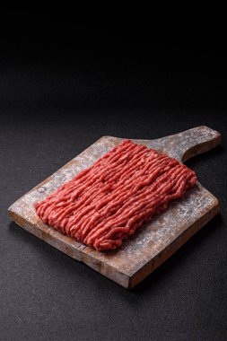 Çiğ kıyma ya da domuz eti, hamburger için kıyma. Gıda arkaplanı olarak kıyma kırmızısı