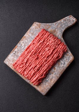 Çiğ kıyma ya da domuz eti, hamburger için kıyma. Gıda arkaplanı olarak kıyma kırmızısı