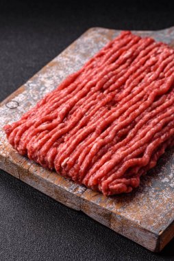 Çiğ kıyma ya da domuz eti, hamburger için kıyma. Gıda arkaplanı olarak kıyma kırmızısı