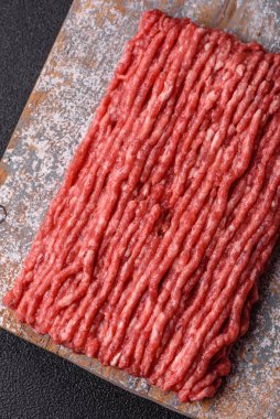 Çiğ kıyma ya da domuz eti, hamburger için kıyma. Gıda arkaplanı olarak kıyma kırmızısı