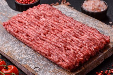 Çiğ kıyma ya da domuz eti, hamburger için kıyma. Gıda arkaplanı olarak kıyma kırmızısı