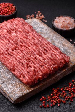 Çiğ kıyma ya da domuz eti, hamburger için kıyma. Gıda arkaplanı olarak kıyma kırmızısı