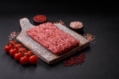 Çiğ kıyma ya da domuz eti, hamburger için kıyma. Gıda arkaplanı olarak kıyma kırmızısı
