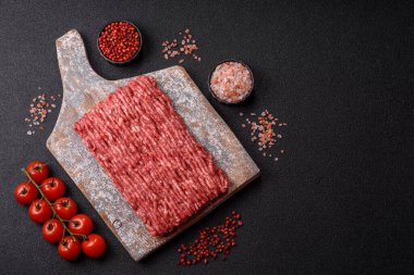 Çiğ kıyma ya da domuz eti, hamburger için kıyma. Gıda arkaplanı olarak kıyma kırmızısı