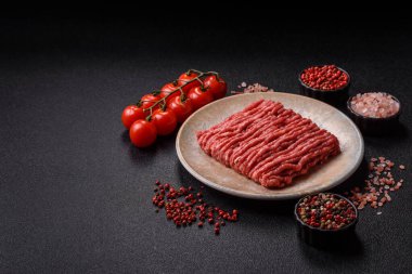 Çiğ kıyma ya da domuz eti, hamburger için kıyma. Gıda arkaplanı olarak kıyma kırmızısı