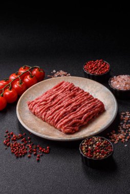 Çiğ kıyma ya da domuz eti, hamburger için kıyma. Gıda arkaplanı olarak kıyma kırmızısı