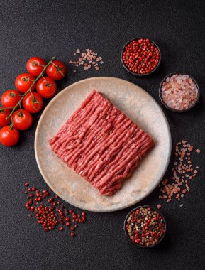 Çiğ kıyma ya da domuz eti, hamburger için kıyma. Gıda arkaplanı olarak kıyma kırmızısı