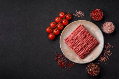 Çiğ kıyma ya da domuz eti, hamburger için kıyma. Gıda arkaplanı olarak kıyma kırmızısı