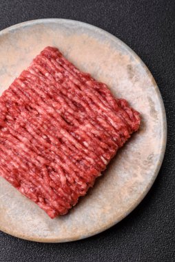 Çiğ kıyma ya da domuz eti, hamburger için kıyma. Gıda arkaplanı olarak kıyma kırmızısı