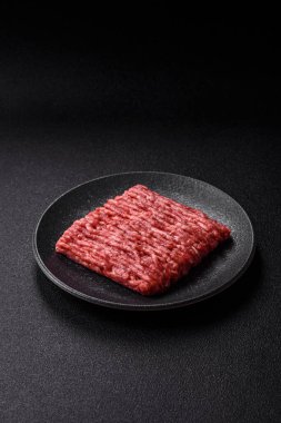 Çiğ kıyma ya da domuz eti, hamburger için kıyma. Gıda arkaplanı olarak kıyma kırmızısı