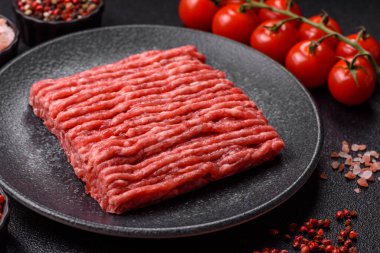 Çiğ kıyma ya da domuz eti, hamburger için kıyma. Gıda arkaplanı olarak kıyma kırmızısı