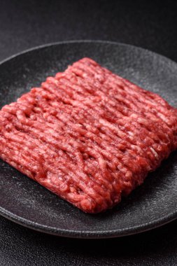 Çiğ kıyma ya da domuz eti, hamburger için kıyma. Gıda arkaplanı olarak kıyma kırmızısı