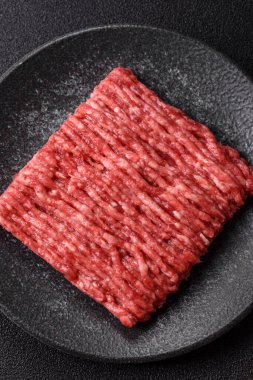 Çiğ kıyma ya da domuz eti, hamburger için kıyma. Gıda arkaplanı olarak kıyma kırmızısı