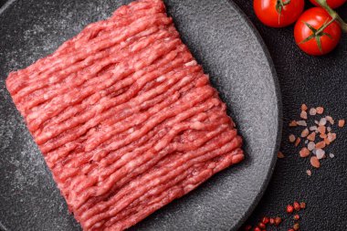 Çiğ kıyma ya da domuz eti, hamburger için kıyma. Gıda arkaplanı olarak kıyma kırmızısı