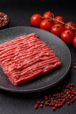 Çiğ kıyma ya da domuz eti, hamburger için kıyma. Gıda arkaplanı olarak kıyma kırmızısı