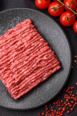 Çiğ kıyma ya da domuz eti, hamburger için kıyma. Gıda arkaplanı olarak kıyma kırmızısı
