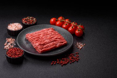 Çiğ kıyma ya da domuz eti, hamburger için kıyma. Gıda arkaplanı olarak kıyma kırmızısı