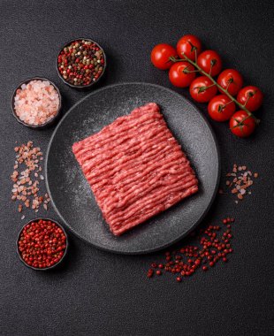 Çiğ kıyma ya da domuz eti, hamburger için kıyma. Gıda arkaplanı olarak kıyma kırmızısı