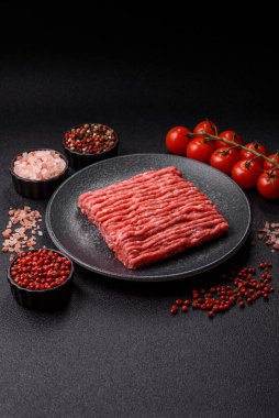 Çiğ kıyma ya da domuz eti, hamburger için kıyma. Gıda arkaplanı olarak kıyma kırmızısı