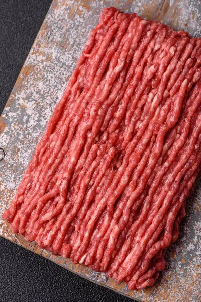 Çiğ kıyma ya da domuz eti, hamburger için kıyma. Gıda arkaplanı olarak kıyma kırmızısı