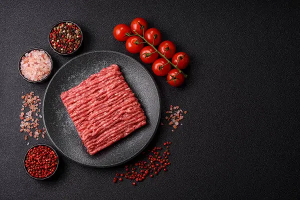 Çiğ kıyma ya da domuz eti, hamburger için kıyma. Gıda arkaplanı olarak kıyma kırmızısı