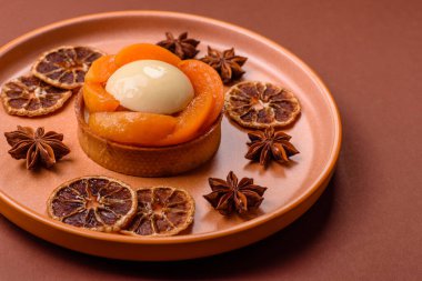 Turta, kayısı parçalı yuvarlak turta, krema ve fındık. Şeftalili tatlı turta, yemek arkaplanı olarak.