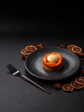 Turta, kayısı parçalı yuvarlak turta, krema ve fındık. Şeftalili tatlı turta, yemek arkaplanı olarak.