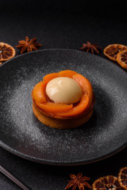 Turta, kayısı parçalı yuvarlak turta, krema ve fındık. Şeftalili tatlı turta, yemek arkaplanı olarak.