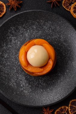 Turta, kayısı parçalı yuvarlak turta, krema ve fındık. Şeftalili tatlı turta, yemek arkaplanı olarak.