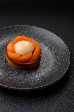 Turta, kayısı parçalı yuvarlak turta, krema ve fındık. Şeftalili tatlı turta, yemek arkaplanı olarak.